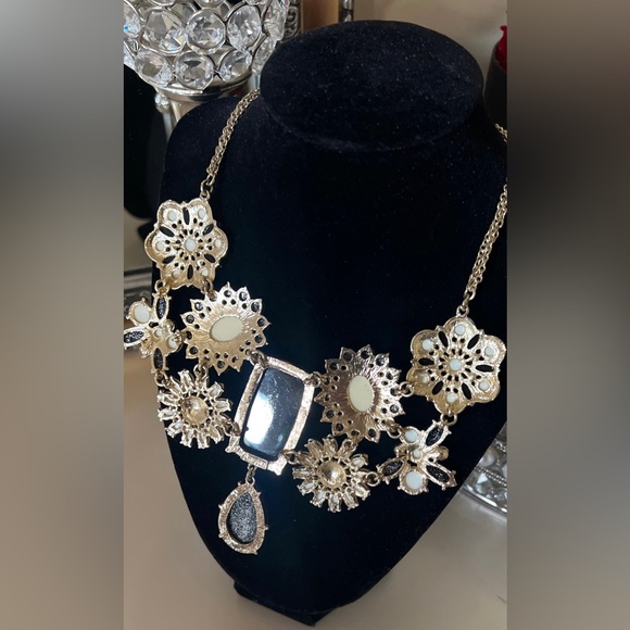 Amrita Singh Rhinestones and beads Statement necklace - Picture 4 of 6